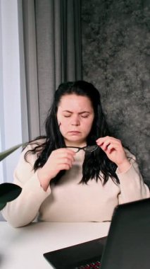 Beyaz kadın iş problemleri yüzünden stresli. Sinir patlaması. Gözleri ovalayarak. Son teslim tarihleriyle uğraşıyorum. Yeterince uyuyamadım..