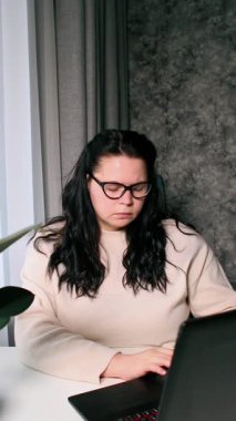 Beyaz kadın iş problemleri yüzünden stresli. Sinir patlaması. Gözleri ovalayarak. Son teslim tarihleriyle uğraşıyorum. Yeterince uyuyamadım..