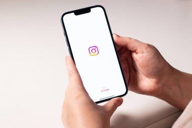 Kaliningrad, Rusya 21.10.24 - Instagram uygulamasını evde makarna yerken kullanan bir kadın. Ekranda Instagram logosu var. Sosyal medya kavramı ile yemek yemek.