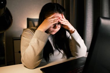 Çalışkan bir kadın evindeki bilgisayarla çalışıyor ve iş problemlerini çözmeye çalışıyor. Umutsuzluğa kapılmış ve iş sorunları yüzünden tükenmiş.