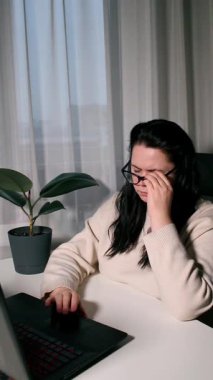 Beyaz kadın iş problemleri yüzünden stresli. Sinir patlaması. Gözleri ovalayarak. Son teslim tarihleriyle uğraşıyorum. Yeterince uyuyamadım..