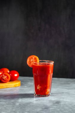 Taze sebze kokteyli. Domates dilimli domates suyu bardakta servis edilir. Menü, barlar, restoranlar için resim