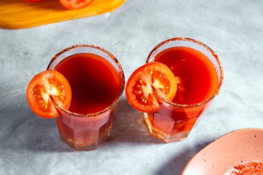 İki taze sebze kokteylinin en iyi görüntüsü. Kırmızı kokteyl. Domates dilimli domates suyu bardakta servis edilir. Menü, barlar, restoranlar için resim