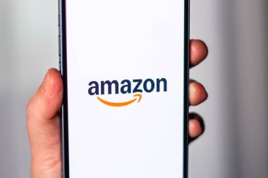 Kaliningrad, Rusya 14.01.25 AMAZON uygulamalı akıllı telefonu ekranda tutan kadın. Çevrimiçi alışveriş uygulaması.