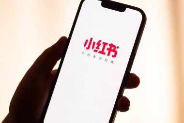 Kaliningrad, Rusya. 15/01/2025. Kadın ellerinde akıllı telefon ekranındaki kırmızı not uygulaması. Yeni Çin sosyal medya uygulamasına tıklıyorum. ABD 'de Tik tok yasağı.