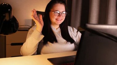 Masada oturan kadın uzakta yaşayan sevdikleriyle görüntülü görüşme yapıyor. Birine bilgisayar ekranından sarılmak. Sevgi gönderiyorum.