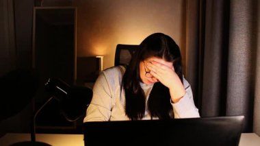 Masada oturan kadın uzakta yaşayan sevdikleriyle görüntülü görüşme yapıyor. Birine bilgisayar ekranından sarılmak. Sevgi gönderiyorum.