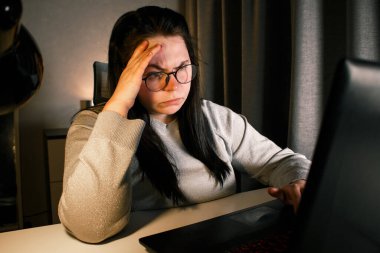 Çalışkan bir kadın evindeki bilgisayarla çalışıyor ve iş problemlerini çözmeye çalışıyor. Umutsuzluğa kapılmış ve iş sorunları yüzünden tükenmiş.