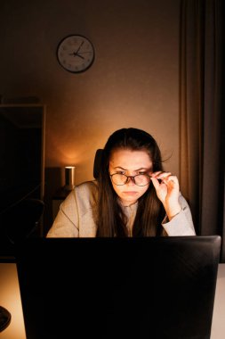 Evde dizüstü bilgisayarla çalışan genç serbest muhasebeci. İşletme finansmanını yönetiyorum. Gelir ve masraflar hesaplanıyor. Sürece odaklanılıyor