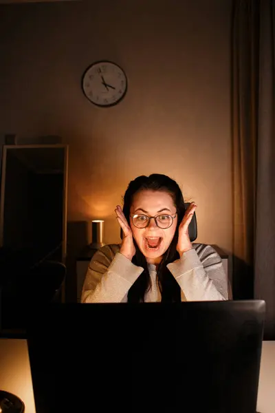 Genç kız dizüstü bilgisayarında iyi haberler görünce çok mutlu ve heyecanlı oluyor. Sınav sonuçlarını kontrol ediyorum. Online piyangoda kazanmak. Röportajı geçmek ve hayalimdeki işi almak.