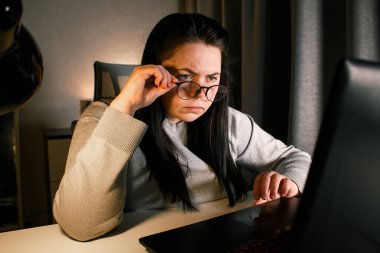 İş problemleriyle uğraşan yorgun bir girişimci. Ürün satma konusunda başarısız olmaktan bıkmış bir iş kadını. Dizüstü bilgisayarlı kadın. Çevrimiçi iş kavramı