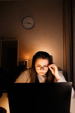 Çalışkan bir kadın evindeki bilgisayarla çalışıyor ve iş problemlerini çözmeye çalışıyor. Umutsuzluğa kapılmış ve iş sorunları yüzünden tükenmiş.