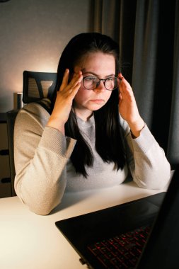 Akşam geç saatlerde ev ofisinde bilgisayar başında çalışan bir kadın. İşle ilgili sorunları çözmeye çalışan konsantre kadın bir serbest yazar. Çalışmaktan ve yorgunluktan acı çekmekten