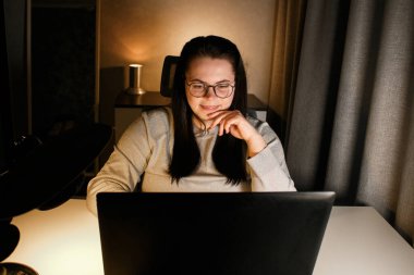 Gülümseyen serbest çalışan bir bayan müşteriyle çevrimiçi konferans görüşmesi yapıyor. Uzak görev konsepti