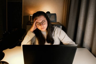 Çalışkan bir kadın evindeki bilgisayarla çalışıyor ve iş problemlerini çözmeye çalışıyor. Umutsuzluğa kapılmış ve iş sorunları yüzünden tükenmiş.