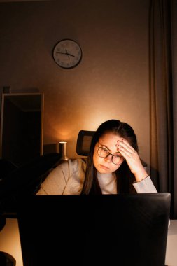 Akşam geç saatlerde ev ofisinde bilgisayar başında çalışan bir kadın. İşle ilgili sorunları çözmeye çalışan konsantre kadın bir serbest yazar. Çalışmaktan ve yorgunluktan acı çekmekten