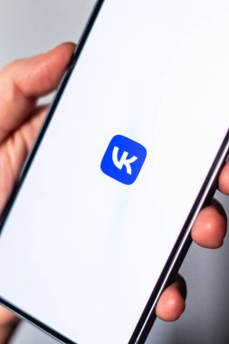 Kaliningrad, Rusya 14.01.25 - VKONTAKTE uygulamalı akıllı telefonu ekranda tutan kadın. VK sosyal medya uygulaması.