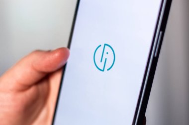 Kaliningrad, Rusya 14.01.25 akıllı telefonu elinde tutan bir kadın. Letonya kimlik uygulaması. Çevrimiçi bankacılık.