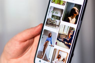 Kaliningrad, Rusya 14.01.25 PINTEREST uygulamalı akıllı telefonu ekranda tutan kadın. Sosyal medya uygulaması.