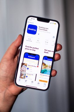 Kaliningrad, Rusya 14.01.25 - iPhone 'u tutan ve uygulama mağazasından EBAY uygulaması indiren kadın. Daire ve otel araması. Seyahat planlama kavramı