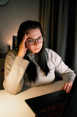 Akşam geç saatlerde ev ofisinde bilgisayar başında çalışan bir kadın. İşle ilgili sorunları çözmeye çalışan konsantre kadın bir serbest yazar. Çalışmaktan ve yorgunluktan acı çekmekten