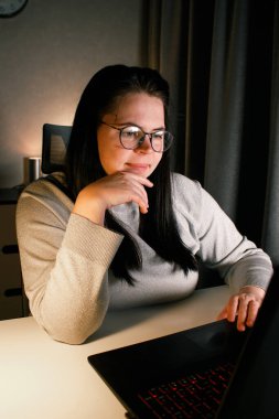 Gülümseyen milenyum kızı bilgisayarlı kayan internetle masada oturuyor, online alışveriş yapıyor. Ofiste dizüstü bilgisayarla çalışıyorum. Evde serbest çalışma.