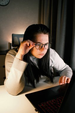 İş problemleriyle uğraşan yorgun bir girişimci. Ürün satma konusunda başarısız olmaktan bıkmış bir iş kadını. Dizüstü bilgisayarlı kadın. Çevrimiçi iş kavramı