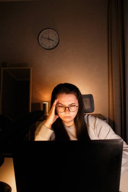 Akşam geç saatlerde ev ofisinde bilgisayar başında çalışan bir kadın. İşle ilgili sorunları çözmeye çalışan konsantre kadın bir serbest yazar. Çalışmaktan ve yorgunluktan acı çekmekten