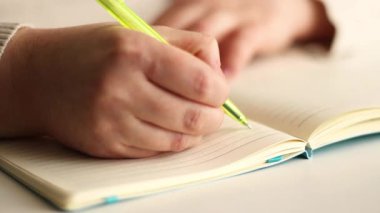 Masada oturan mavi eldivenli doktor hastaya reçete yazıyor. İlaç ve tedavi kavramı
