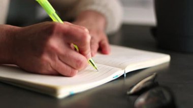 Masada oturan mavi eldivenli doktor hastaya reçete yazıyor. İlaç ve tedavi kavramı