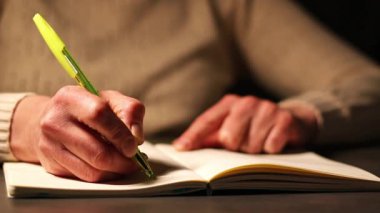 Masada oturan mavi eldivenli doktor hastaya reçete yazıyor. İlaç ve tedavi kavramı