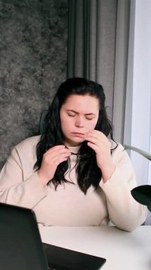 Beyaz kadın iş problemleri yüzünden stresli. Sinir patlaması. Gözleri ovalayarak. Son teslim tarihleriyle uğraşıyorum. Yeterince uyuyamadım..