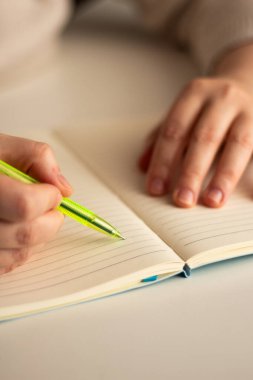 Kişisel günlüğe bir şeyler yazan bir kadının görüntüsünü kapat. Psikolojik konsept. Tüm düşünceleri kağıda döküyorum.