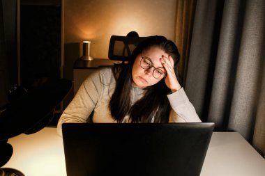 Akşam geç saatlerde ev ofisinde bilgisayar başında çalışan bir kadın. İşle ilgili sorunları çözmeye çalışan konsantre kadın bir serbest yazar. Çalışmaktan ve yorgunluktan acı çekmekten