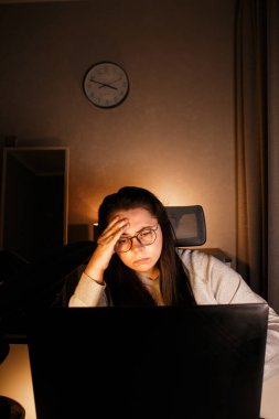 Evde dizüstü bilgisayarla çalışan genç serbest muhasebeci. İşletme finansmanını yönetiyorum. Gelir ve masraflar hesaplanıyor. Sürece odaklanılıyor