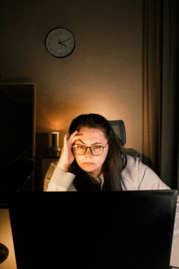 Evde dizüstü bilgisayarla çalışan genç serbest muhasebeci. İşletme finansmanını yönetiyorum. Gelir ve masraflar hesaplanıyor. Sürece odaklanılıyor