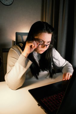 Evde dizüstü bilgisayarla çalışan genç serbest muhasebeci. İşletme finansmanını yönetiyorum. Gelir ve masraflar hesaplanıyor. Sürece odaklanılıyor