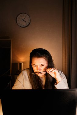 Akşam geç saatlerde ev ofisinde bilgisayar başında çalışan bir kadın. İşle ilgili sorunları çözmeye çalışan konsantre kadın bir serbest yazar. Çalışmaktan ve yorgunluktan acı çekmekten