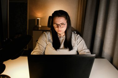 Çalışkan bir kadın evindeki bilgisayarla çalışıyor ve iş problemlerini çözmeye çalışıyor. Umutsuzluğa kapılmış ve iş sorunları yüzünden tükenmiş.