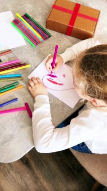 Tasasız 4 yaşında açık renk saçlı bir kız büyük bir gülümsemeyle kanepeye atlayarak kurallara karşı geliyor. Saf çocukluk anları