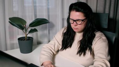 Beyaz kadın iş problemleri yüzünden stresli. Sinir patlaması. Gözleri ovalayarak. Son teslim tarihleriyle uğraşıyorum. Yeterince uyuyamadım..