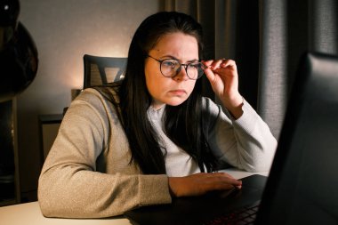 Evde dizüstü bilgisayarla çalışan genç serbest muhasebeci. İşletme finansmanını yönetiyorum. Gelir ve masraflar hesaplanıyor. Sürece odaklanılıyor