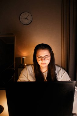 İş kadını bilgisayarla sanal iş görüşmesi yapıyor. Evde oturan serbest çalışan, video konferansına katılıyor