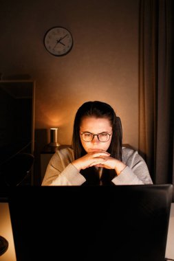 İş problemleriyle uğraşan yorgun bir girişimci. Ürün satma konusunda başarısız olmaktan bıkmış bir iş kadını. Dizüstü bilgisayarlı kadın. Çevrimiçi iş kavramı