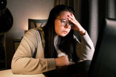 Akşam geç saatlerde ev ofisinde bilgisayar başında çalışan bir kadın. İşle ilgili sorunları çözmeye çalışan konsantre kadın bir serbest yazar. Çalışmaktan ve yorgunluktan acı çekmekten