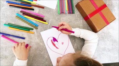 Tasasız 4 yaşında açık renk saçlı bir kız büyük bir gülümsemeyle kanepeye atlayarak kurallara karşı geliyor. Saf çocukluk anları