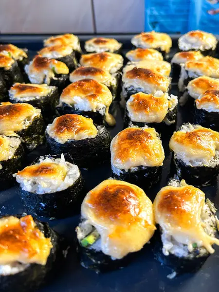 Mutfakta el yapımı suşi pişirdim. Amatör yapımı suşi ruloları.