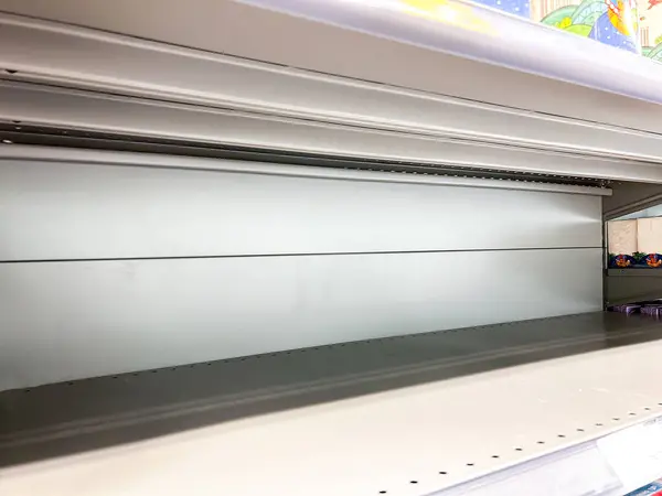 Markette raflar boş. Ekonomik çöküşün ve tedarik zinciri arızasının sembolü. Mücadele eden ülkelerdeki yoksulluk, enflasyon ve kıtlığı yansıtıyor