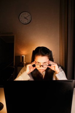 Evde dizüstü bilgisayarla çalışan genç serbest muhasebeci. İşletme finansmanını yönetiyorum. Gelir ve masraflar hesaplanıyor. Sürece odaklanılıyor