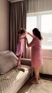 Anne ve küçük kızı evdeki oturma odasında dans partisi veriyorlar. Enerjik anne kız, değerli anılar yaratarak oynuyor.